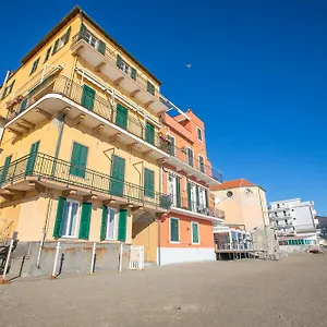 la-casa-sulla-spiaggia-on-the-beach-happy-rentals.hotelitalianriviera.com/